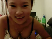 สาวโรงเรียนเอเชียน่ารักหยอกล้อและออรัลเซ็กซ์