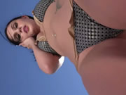 ท้องฟ้าสีฟ้าใสและน้ำพุในบ่อน้ำ - Elena Koshka